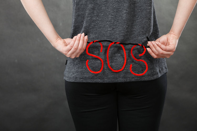 摄图网_300883757_悲伤抑郁烦恼女人着SOS标志,她需要帮助女人着红色的SOS标志,她需要帮助（非企业商用）.jpg