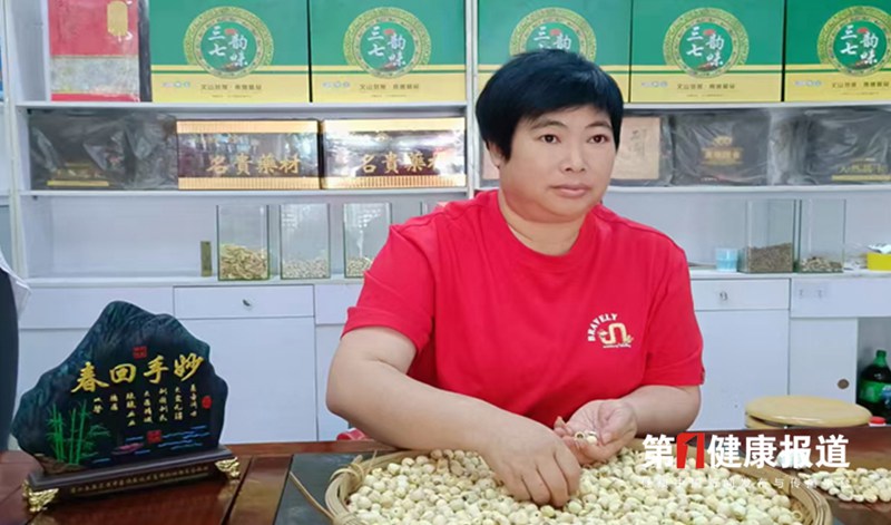 非遗“药灸指罐”传承人李慧芳获颁健康宣传大使