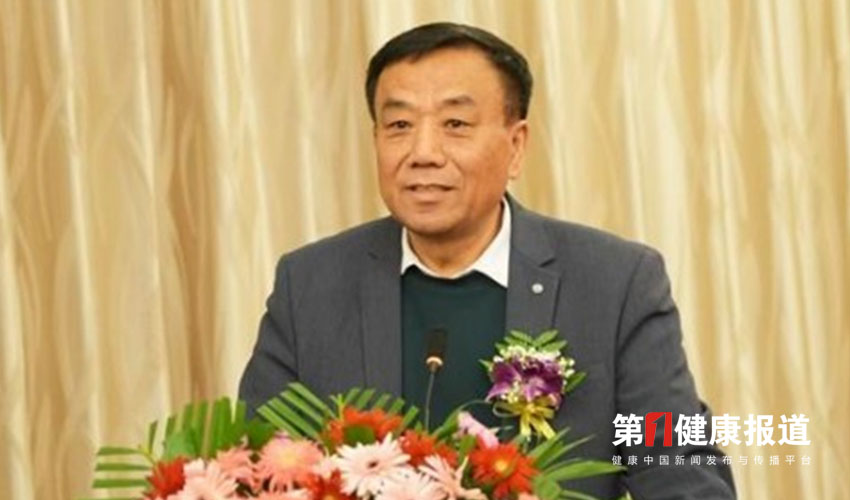 闻树忠学古不拟古独创辨证综合疗法获颁健康宣传大使