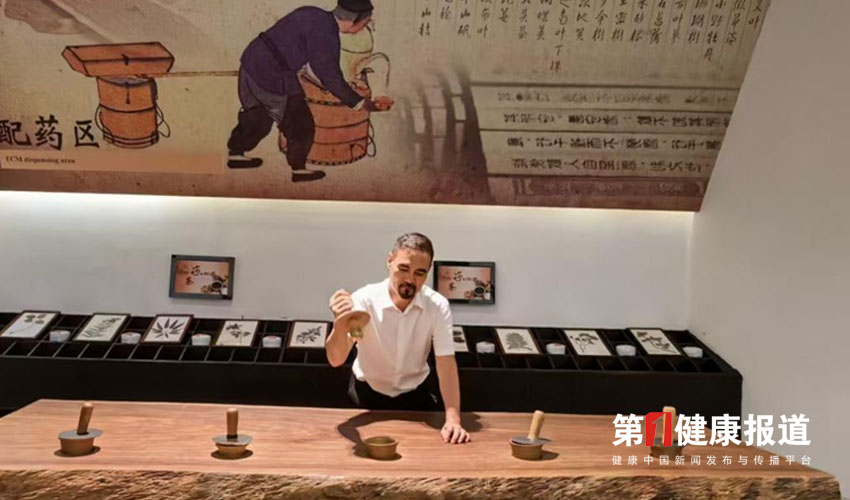 罗洪五合守正创新彝医药获颁健康宣传大